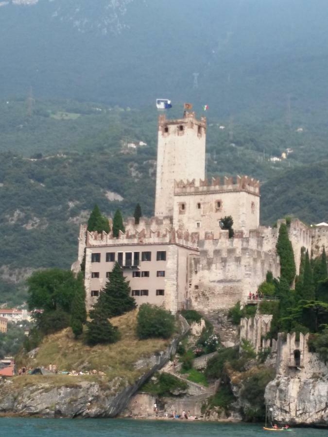 מאלצ'סינה Camera Il Borgo Vicino Al Castello Con Parcheggio מראה חיצוני תמונה